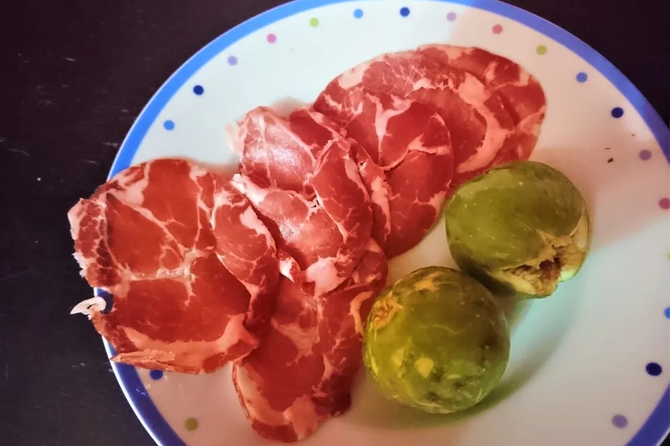 Capocollo di Martina Franca with figs, illustrative photograph