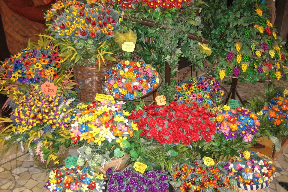 Flowers and clusters made of Sulmona confetti