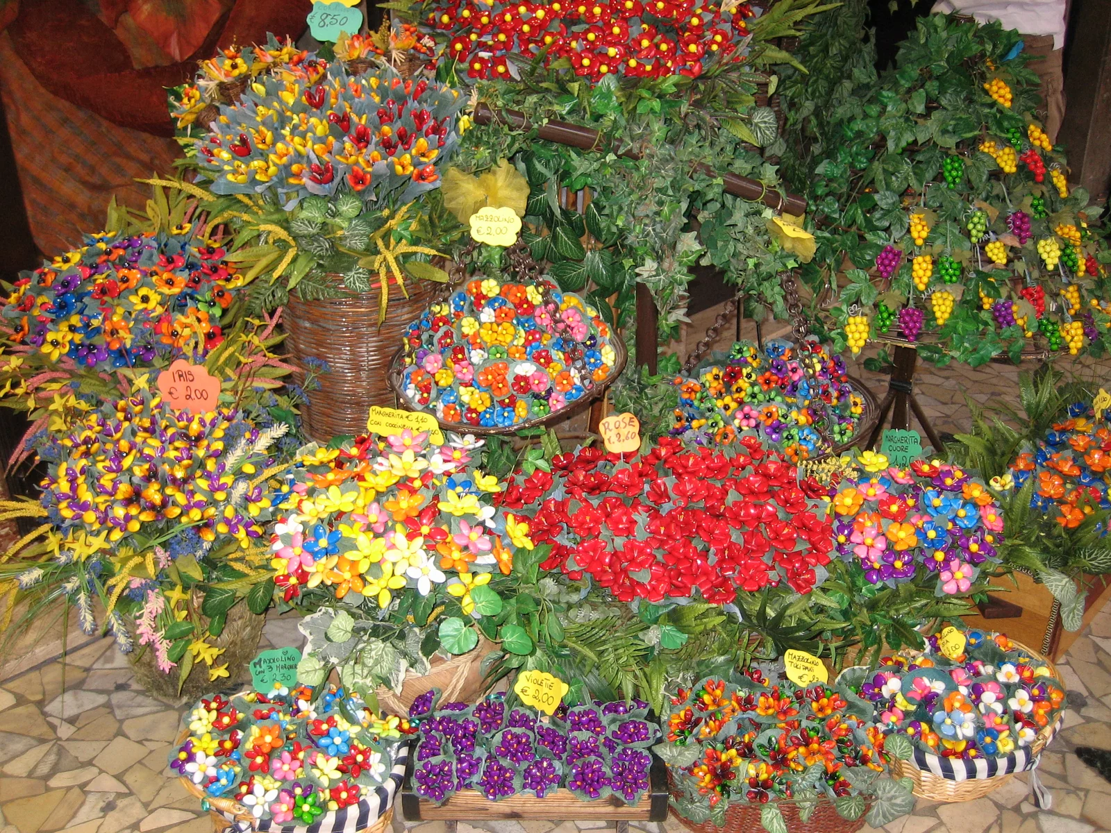 Flowers and clusters made of Sulmona confetti